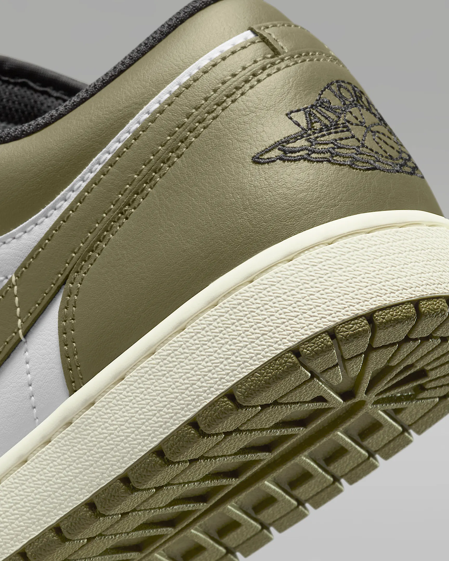 Air Jordan 1 low Black Toe medium olive
